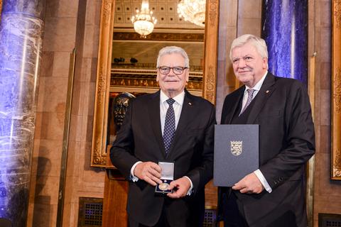 Der ehemalige Bundespräsident Joachim Gauck und Ministerpräsident Volker Bouffier.  Foto: Hessische Staatskanzlei
