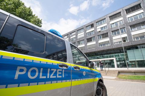 Ein Polizeiwagen vor dem Polizeipräsidium in Frankfurt. Fünf Polizisten der Frankfurter Polizei wurden wegen rechter Chats angeklagt – das Gericht lehnte die Anklage jedoch ab.