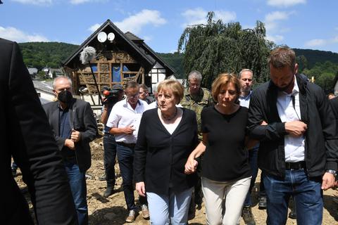 Die Betroffenheit steht Angela Merkel (links) und Malu Dreyer ins Gesicht geschrieben, als sie das Hochwassergebiet besuchen. Foto: dpa
