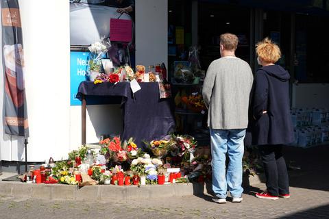 Blumen, Kerzen und Botschaften an das Opfer liegen an der Tankstelle in Idar-Oberstein, in der ein Angestellter erschossen worden ist. Foto: dpa/Thomas Frey