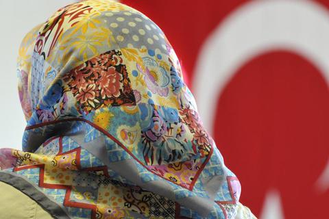 Eine Frau steht in einer Moschee vor der türkischen Flagge. Archivfoto: dpa 