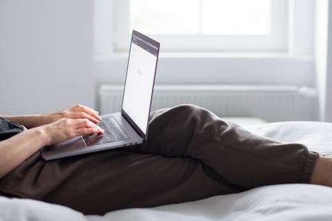 Eine Person arbeitet am Notebook
