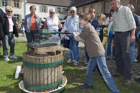 Auf dem Hofgut Guntershausen dürfen Kinder auch einmal selbst ausprobieren, wie richtig gekeltert wird. Archivfoto: Robert Heiler 