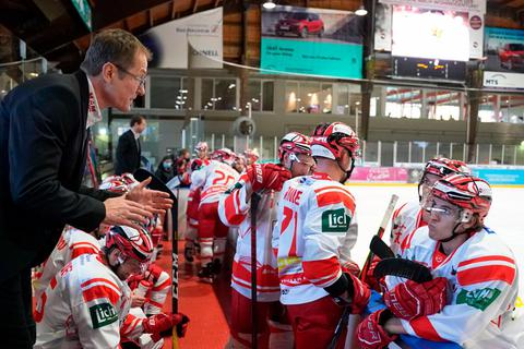 Bad Nauheims Coach Hannu Järvenpää (l.) und seine Spieler haben sich aufgrund eines Covid-19-Verdachtsfalls im Team in Quarantäne begeben. Foto: Chuc 