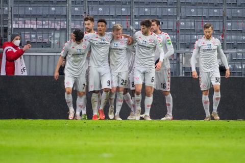 Die Spieler des 1. FSV Mainz 05 bejubeln das Tor von Karim Onisiwo zum 1:0 beim FC Bayern. Foto: Sven Hoppe/dpa