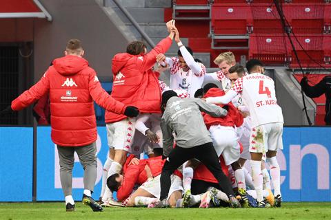 Grenzenloser Jubel: Die Bundesliga-Fußballer des FSV Mainz 05 begraben den Torschützen zum 2:2, Kevin Stöger, in der Nachspielzeit unter sich. Nach 85 Minuten hatten die Gäste noch 0:2 zurückgelegen. Foto: dpa