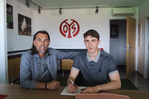 Lasse Rieß (rechts) unterschreibt im Beisein von 05-Sportdirektor Martin Schmidt den neuen Vertrag. Foto: Mainz 05
