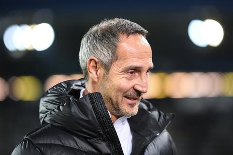 Freut sich, dass das Training auf dem Rasen wieder losgeht: Eintracht-Trainer Adi Hütter. Foto: dpa
