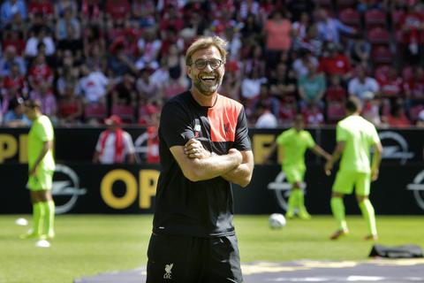 August 2016: Jürgen Klopp freut sich über die herzliche Begrüßung in der Mainzer Arena beim Testspiel des FC Liverpool gegen die 05er. Klopps Team verlor 0:4. Foto: Sascha Kopp