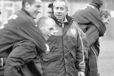 Als 05-Coach beobachtet Eckhard Krautzun, wie Michael Thurk seinen Mitspieler Jürgen Kramny (v. re.) huckepack trägt.  Archivfoto: Kopp 