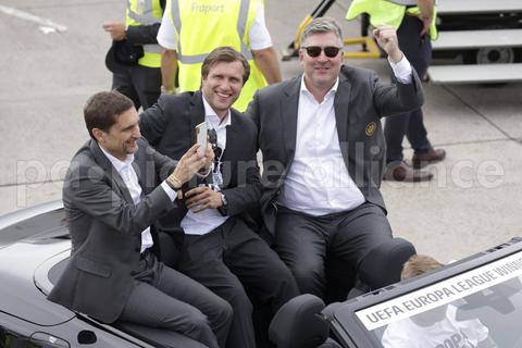 Vorstandssprecher Axel Hellmann (rechts), Sportvorstand Markus Krösche (Mitte) und Finanzvorstand Oliver Frankenbach freuen sich auf die neue Saison.  Bild: dpa