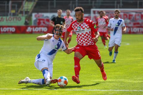 Karim Onisiwo (gegen den Karlsruher Robin Bormuth) hatte gegen den KSC den Siegtreffer auf dem Fuß. Foto. René Vigneron