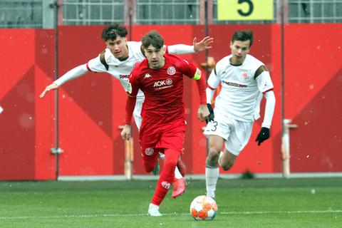 Kaum aufzuhalten: Brajan Gruda (Mitte) enteilt seinen Gegenspielern, die Mainzer U19 setzt sich gegen St. Pauli durch.