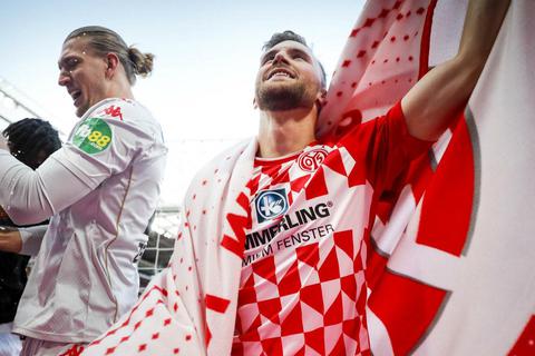 Ist bei Mainz 05 in seiner ersten Saison bereits voll integriert: Silvan Widmer (rechts). Foto: Lukas Görlach