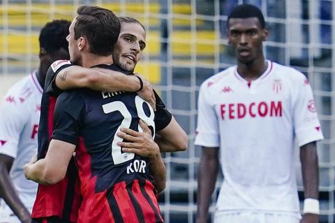 Goncalo Paciencia (hinten) jubelt mit Frankfurts Dominik Kohr nach dem 1:0 Treffer gegen AS Monaco. Foto: dpa