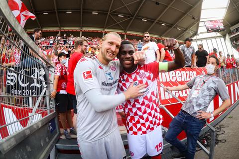 Die Freude nach dem Spiel: Mainz 05-Torwart Robin Zentner (l.) und Moussa Niakhaté. Foto: Lukas Görlach