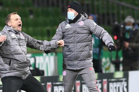 Schreit die Freude über den Sieg an der Weser heraus: 05-Trainer Bo Svensson (links). Die Mainzer fühlen sich gerüstet für das schwere Heimspiel am Samstag gegen den FC Bayern. Foto: dpa