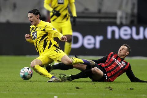 Der Frankfurter Dominik Kohr (rechts) und Dortmunds Nico Schulz kämpfen um den Ball. Foto: dpa
