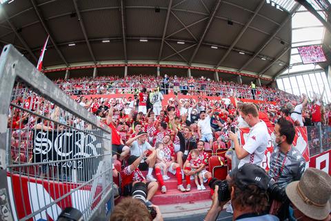 Nach dem Heimsieg gegen Leipzig feiert das Team von Mainz 05 mit den Fans auf der Tribüne. Foto: Lukas Görlach