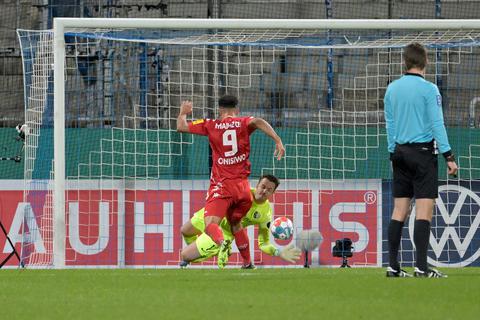 Karim Onisiwo von Mainz macht gegen Bochums Torwart Manuel Riemann (unten) das Tor zum 0:1.  Foto: David Inderlied/dpa