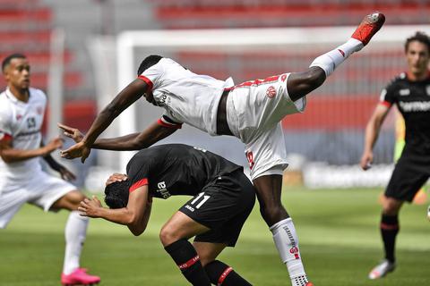 Moussa Niakhate (oben) vom Mainz 05 und der Leverkusener Nadiem Amiri schenken sich nichts. Foto: dpa