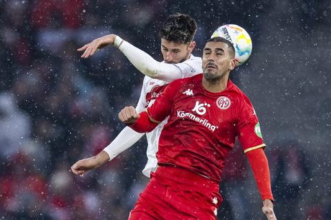 Er hält dagegen: Aymen Barkok (rotes Trikot) von Mainz 05 war beim 1:1 in Stuttgart ein wichtiger Mann für Kopfbälle und Distanzschüsse.