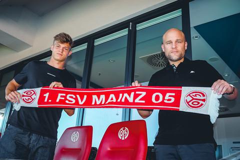 05-Sportvorstand Rouven Schröder (rechts) mit dem neuen Abwehrtalent David Nemeth. Foto: Mainz 05