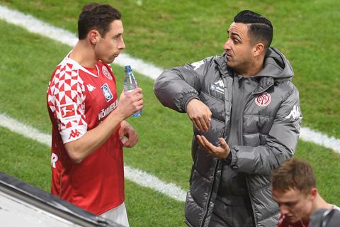 Ein typisches Bild bei 05-Spielen: Babak Keyhanfar (rechts) sucht die Kommunikation mit den Profis, hier Dominik Kohr. Foto: dpa