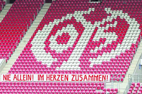In der Mainzer MEWA Arena hängt ein Banner mit dem Schriftzug "Nie allein! Im Herzen zusammen!" Archivfoto: Sascha Kopp