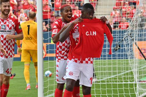 Moussa Niakhaté von Mainz jubelt mit Leandro Barreiro von Mainz über seinen Treffer zum 1:0. Auf dem Shirt stehen die Initialen von Niakhatés Baby, das in dieser Woche zur Welt kam. Foto: dpa