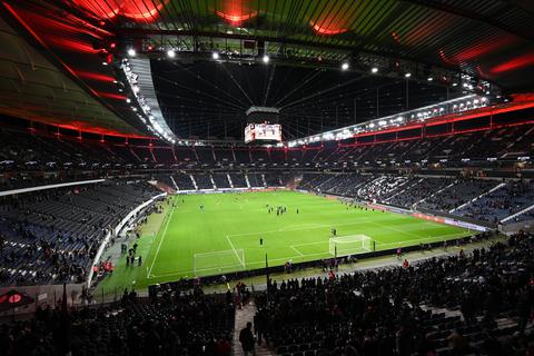51.500 Menschen passen normalerweise ins Frankfurter Stadion.  Foto: dpa/ Arne Dedert
