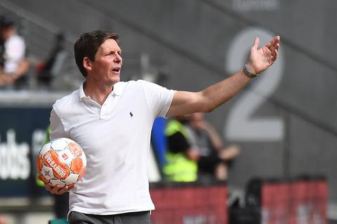 SGE-Coach Oliver Glasner während des Spiels von Eintracht Frankfurt und dem FC Augsburg. Foto: Jan Huebner