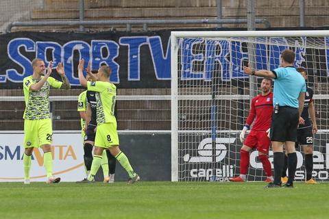 Tor zum 0:1 durch Hakan Gustaf Nilsson (SV Wehen Wiesbaden) gegen Torwart Daniel Endres (FSV Frankfurt). Foto: René Vigneron