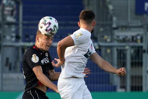 Treffen mit den Ex-Kollegen: SVWW-Spieler Marc Lais (links), hier in der ersten Runde des DFB-Pokals gegen Heidenheim, hat fünf Jahre beim Jahn gespielt. Archivfoto: dpa