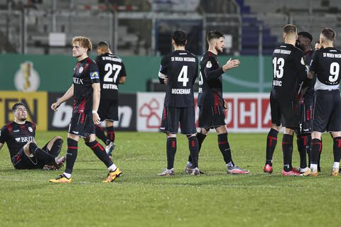 Ein großer Pokalfight, der nicht belohnt wurde: Der SV Wehen Wiesbaden scheitert im Elfmeterschießen an Jahn Regensburg.  Foto: René Vigneron