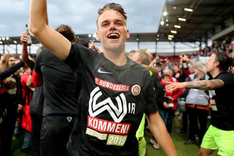 Aufsteigen kann er: Nicklas Shipnoski feierte mit Wiesbaden 2019 die Rückkehr in die Zweite Liga.  Foto: Rene Vigneron