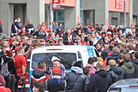 FCK-Fans feiern den Klassenerhalt ohne jegliche Einhaltung der Corona-Regeln. Foto: Imago / Jan Hübner