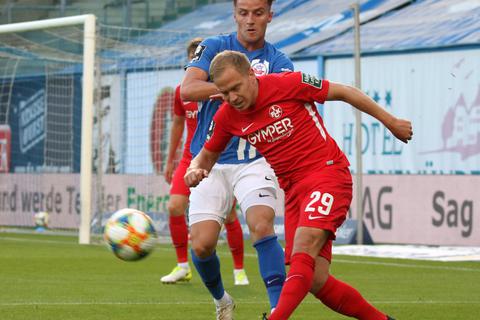 Alexander Nandzik vom FCK klärt den Ball vor einem herannahenden Rostocker.  Foto: imago