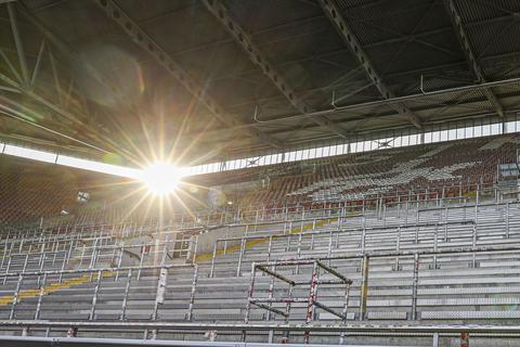 Das WM-Stadion auf dem Betzenberg mit seinen knapp 50.000 Plätzen könnte für die Regionalliga ein zu großer Luxus sein.  Foto: René Vigneron