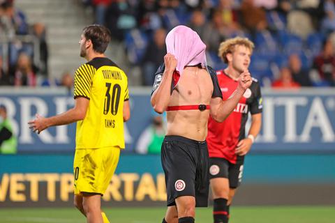 Mag nicht mehr hinsehen: Johannes Wurtz (Mitte) kann es nicht fassen, dass dem SVWW gegen Dortmund II kein Tor gelingt.  Foto: René Vigneron 
