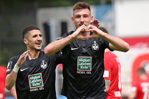 Daniel Hanslik (rechts) könnte mit seinen zwei Treffer zum Garant des möglichen Klassenerhalts werden.  Foto: imago/Jan Hübner
