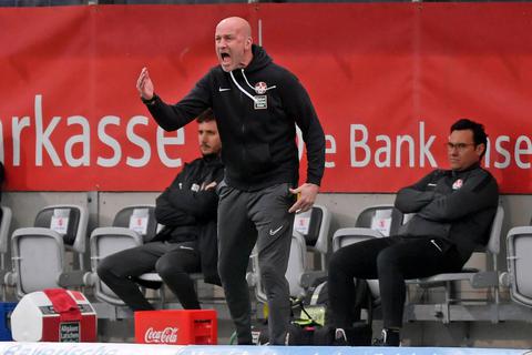 Diesmal hilft kein Rufen und Flehen: FCK-Trainer Marco Antwerpen ist mit der Leistung seines Teams nicht einverstanden.  Foto: imago/Mis 