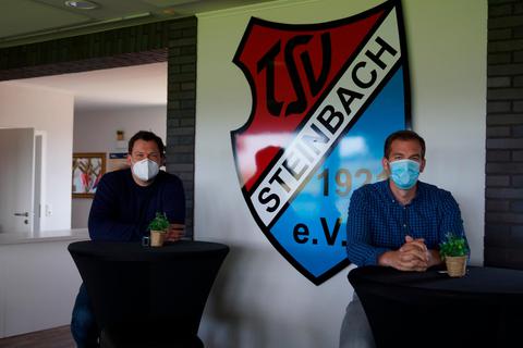 Die beiden Geschäftsführer des TSV Steinbach Haiger Arne Wohlfarth (l.) und Matthias Georg (r.) verkaufen in der Corona-Zeit dringend benötigte Schutzmasken.  Foto: Tim Georg 