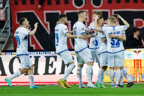 Darmstadt 98 jubelt über die 1:0-Führung durch ein Nürnberger Eigentor.