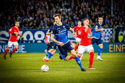 Alles im Griff hatte Lilien-Verteidiger Christoph Zimmermann am Samstagabend. An ihm war kaum ein Vorbeikommen.