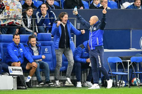 Erfolgsduo: Carsten Wehlmann (links) und Trainer Torsten Lieberknecht bejubeln den Darmstädter 4:2-Sieg auf Schalke. Foto: Florian Ulrich