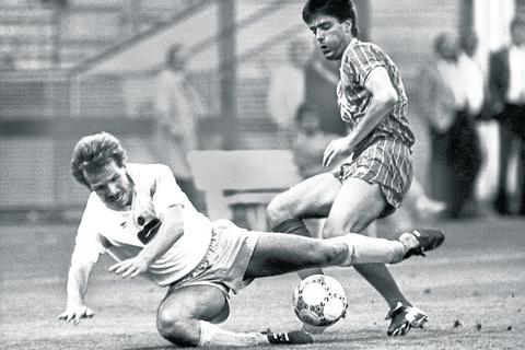 Prominenter Gegner: Bernhard Trares (links) im September 1986 gegen Joachim Löw, der damals beim SC Freiburg spielte. Foto: imago