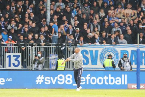 Die Unterstützung der Fans ist ihm wichtig: Torsten Lieberknecht nach dem 3:0 gegen Werder Bremen. Foto: Thomas Völker