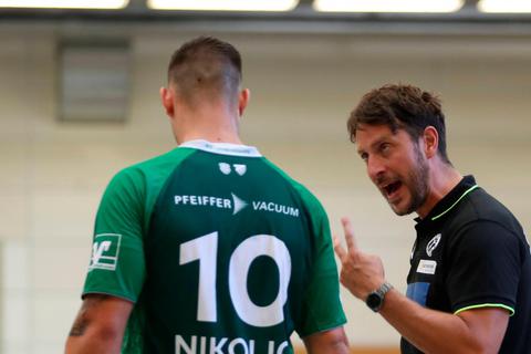 Am Sonntag gegen Gummersbach kann Wetzlars Trainer Ben Matschke (r.) auch wieder auf Jovica Nikolic setzen. Foto: imago 