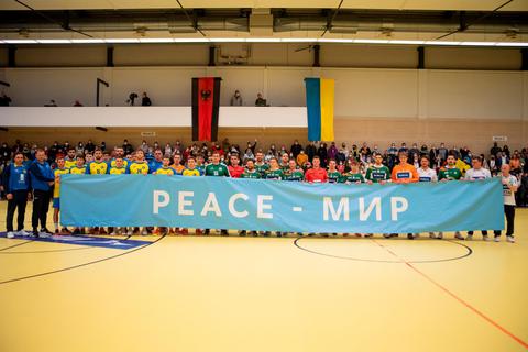 Drei Dutzend Spieler und Trainer, eine Botschaft: In der Ukraine soll so bald wie möglich wieder Frieden einkehren. © Jenniver Röczey